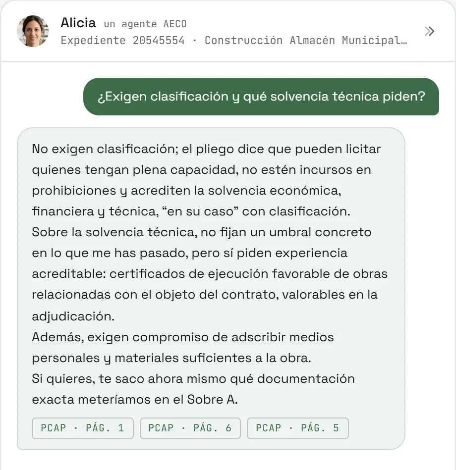 Alicia responde si exigen clasificación y qué solvencia técnica piden, con las páginas del pliego en etiquetas.